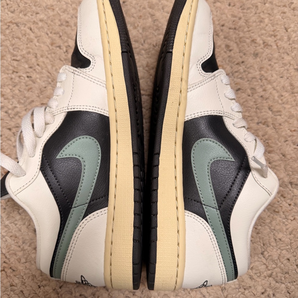 NIKE JORDANS
